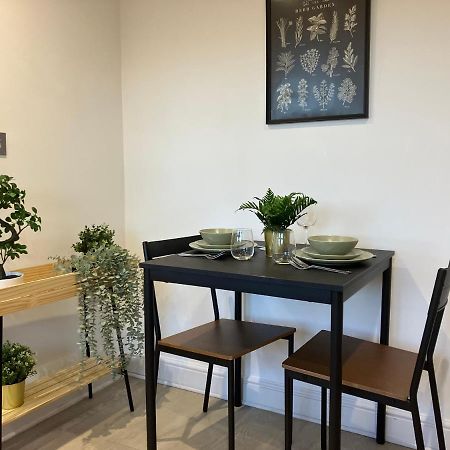 شقة Magnificent Refurbished 1 Bed Flat Few Steps To High St ! - 4 East House إبسوم المظهر الخارجي الصورة